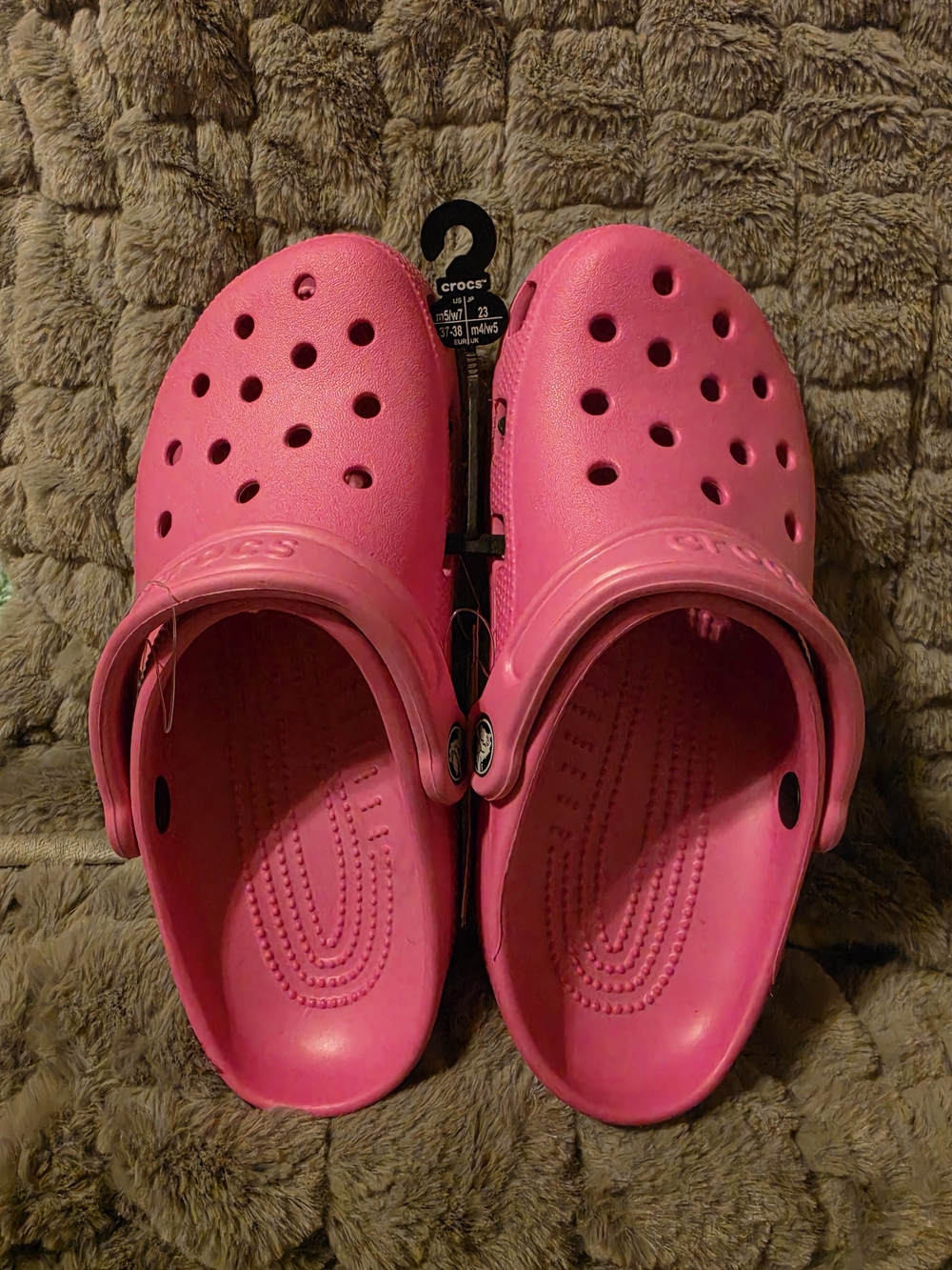 CROCS Ladies Size 7 Classic Clog in Bright Pink